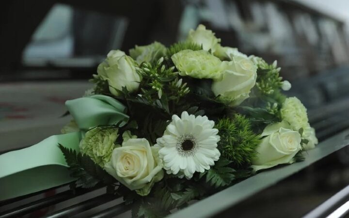 ¿Cómo elegir flores para asistir a un funeral?